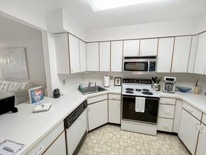 100 Rosemary Way in Needham, MA - Foto de edificio - Building Photo