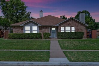 306 Crowe Dr in Euless, TX - Building Photo - Building Photo