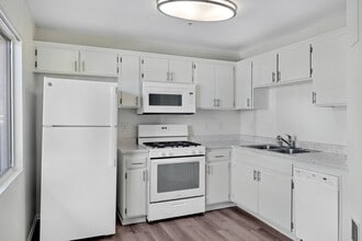 Golden Sands Apartments in Victorville, CA - Building Photo - Interior Photo