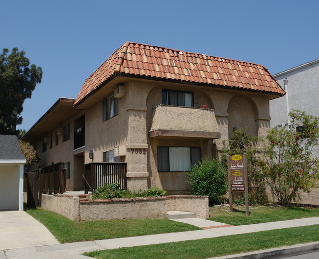 Jordan Hacienda Apartments in Canoga Park, CA - Foto de edificio - Building Photo