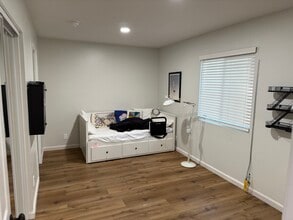 210 E Plymouth St, Unit 7 in Inglewood, CA - Building Photo - Building Photo