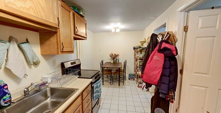 216 Freeman St, Unit 2 in Brookline, MA - Foto de edificio - Building Photo