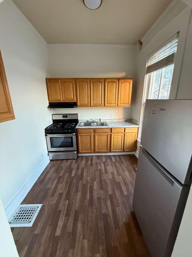 property at 932 E Market St