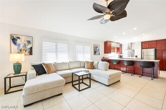 648 96th Ave N in Naples, FL - Foto de edificio - Building Photo