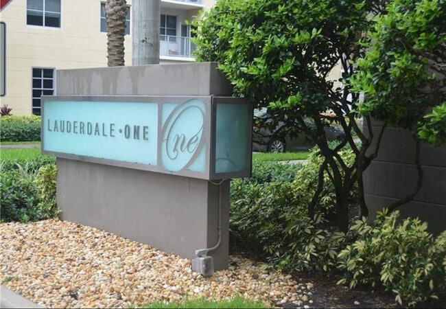 2421 NE 65th St in Fort Lauderdale, FL - Building Photo - Building Photo