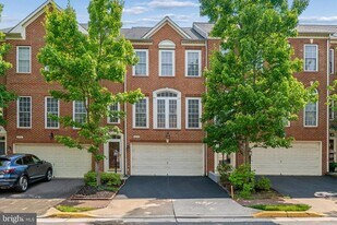 8082 Samuel Wallis St in Lorton, VA - Building Photo
