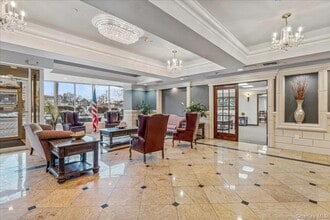 242 Maple Ave in Westbury, NY - Building Photo - Building Photo