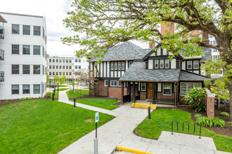 Wesley Central in Des Moines, IA - Foto de edificio - Building Photo