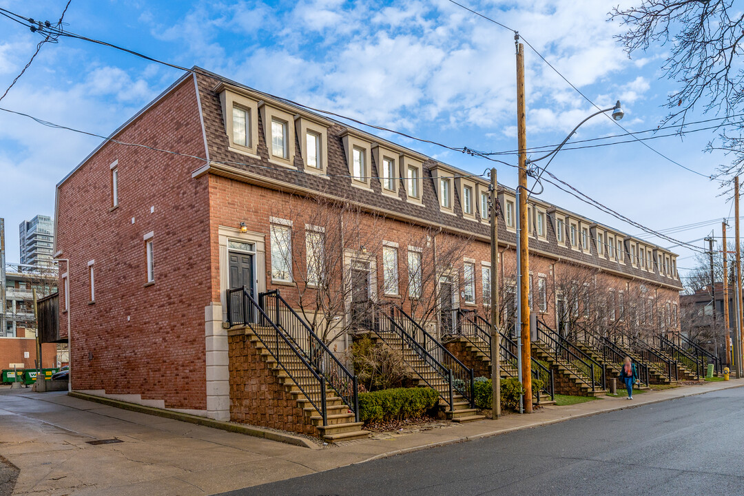 4 Alcina Av in Toronto, ON - Building Photo