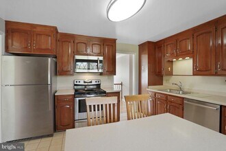 1068 Carper St in McLean, VA - Building Photo - Building Photo