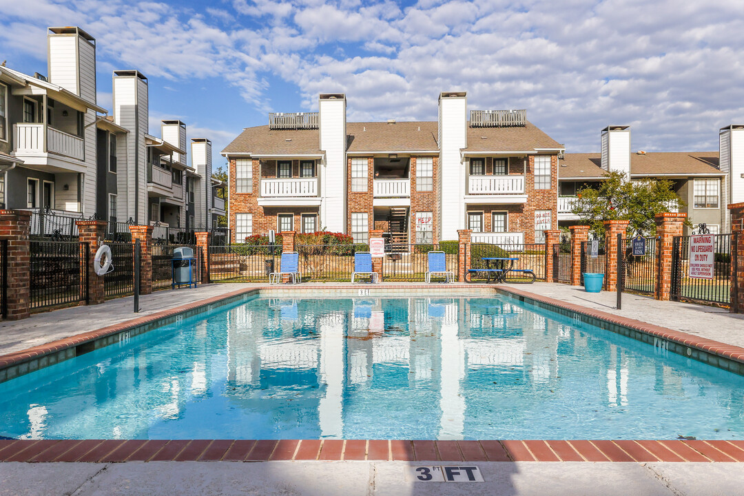 Crossings at Irving Apartments in Irving, TX - Building Photo