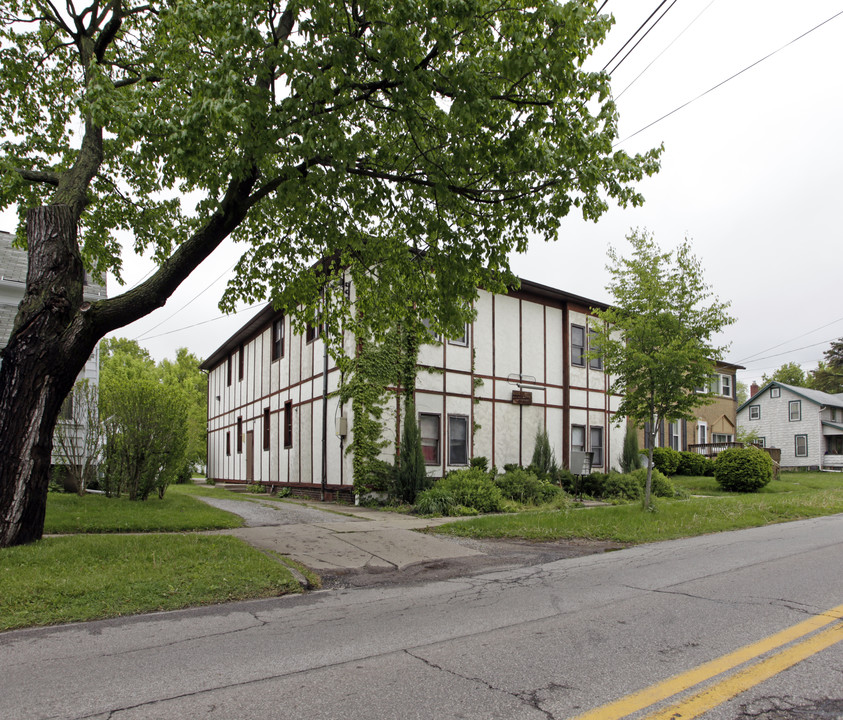 612 W Highland Ave in Ravenna, OH - Foto de edificio