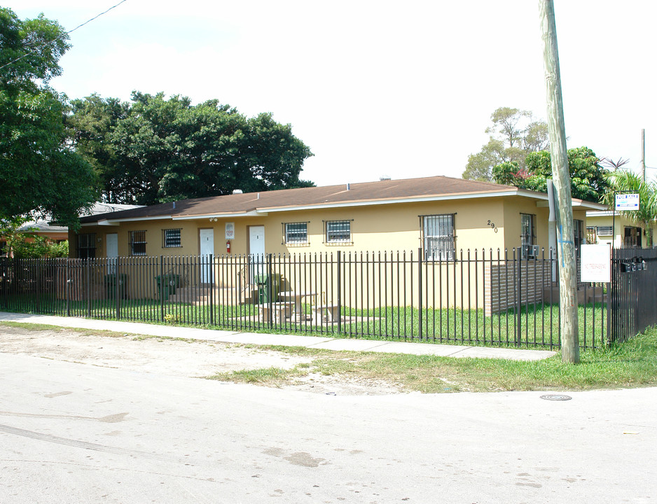 290 NE 77th St in Miami, FL - Foto de edificio