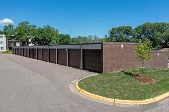 Barbary Knoll Apartments in Chaska, MN - Foto de edificio - Building Photo