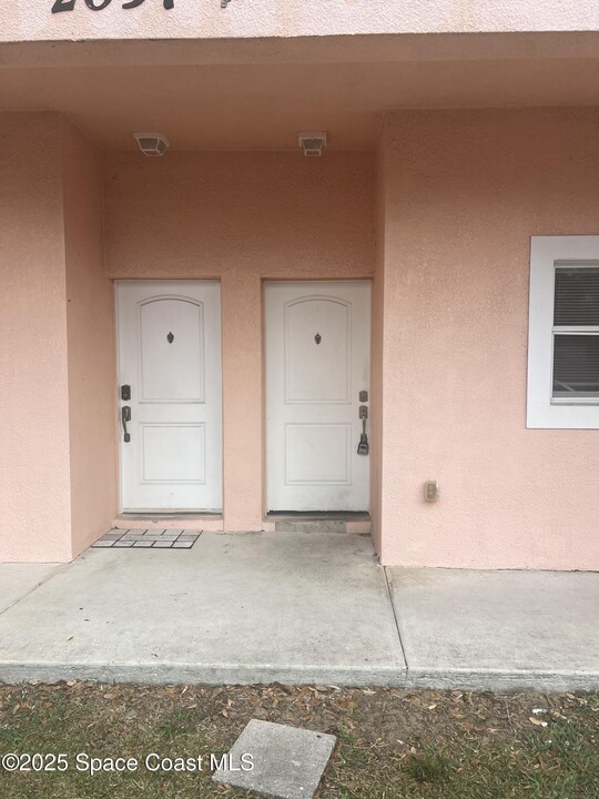 2097 Hidden Grove Ln in Merritt Island, FL - Building Photo