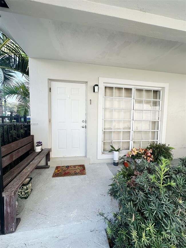 317 Hendricks Isle in Fort Lauderdale, FL - Building Photo - Building Photo