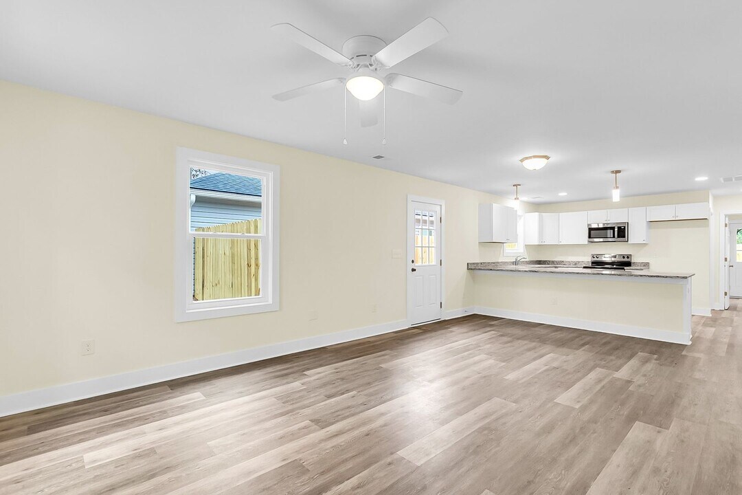 6957 Raymond Ave in North Charleston, SC - Building Photo