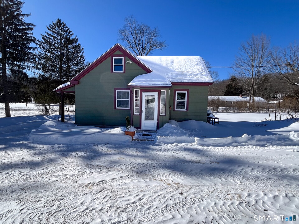 51 Roaring Brook Rd in Prospect, CT - Building Photo