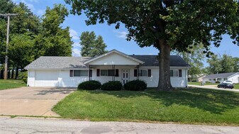 303 Eggering Dr in O'Fallon, MO - Building Photo