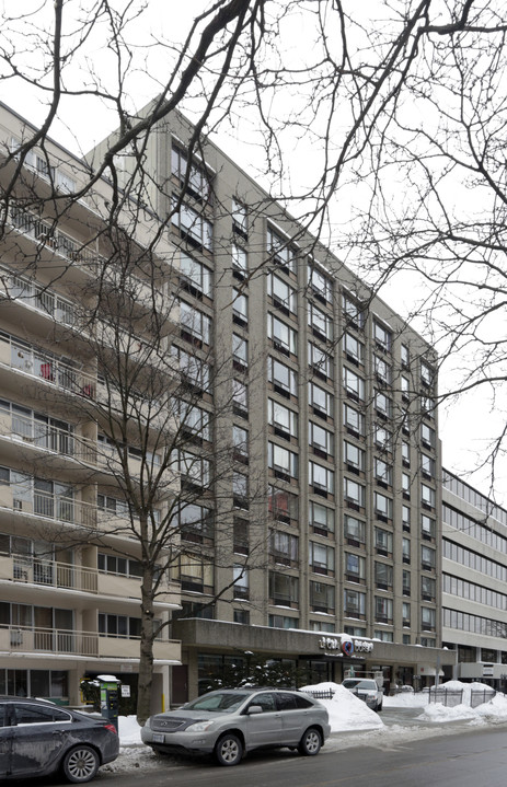 Somerset Manor/ Le Quai D'Orsay in Ottawa, ON - Building Photo