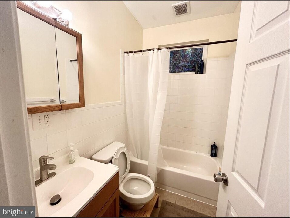 4042 Baring St in Philadelphia, PA - Building Photo