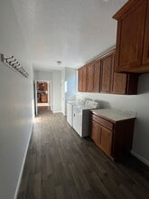 51107 Hwy 242 in Broadbent, OR - Building Photo - Building Photo