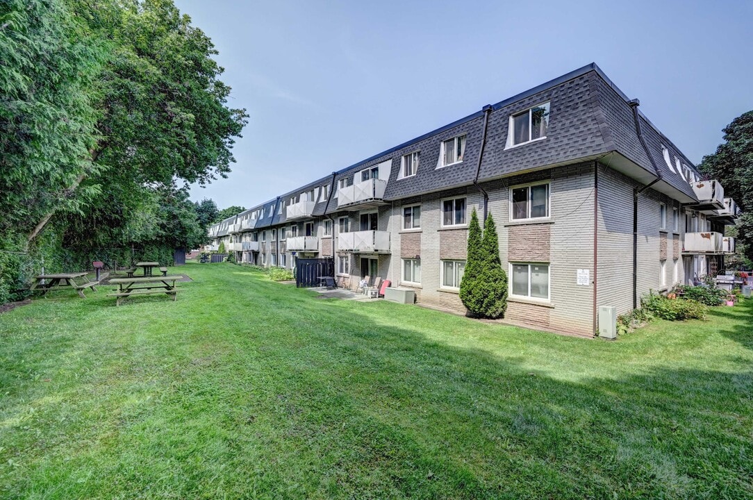 Hillcrest Apartments in Fergus, ON - Building Photo
