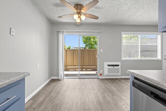 Sahara Apartments in Merced, CA - Foto de edificio - Building Photo