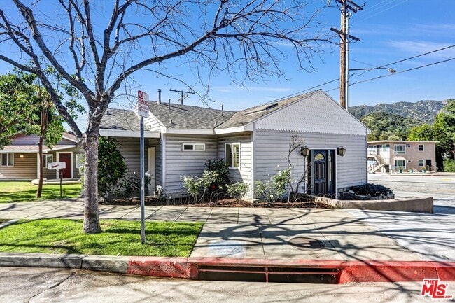 3930 La Crescenta Ave in La Crescenta, CA - Building Photo - Building Photo