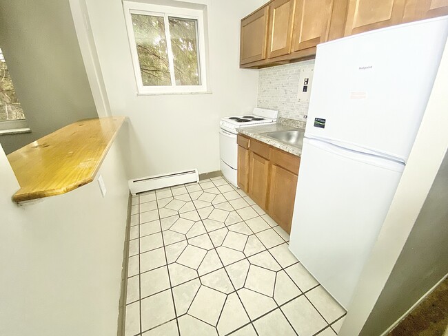 Brittany Apartments in Coraopolis, PA - Building Photo - Building Photo