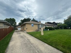 1807 Oakland Ave in Crest Hill, IL - Foto de edificio - Building Photo