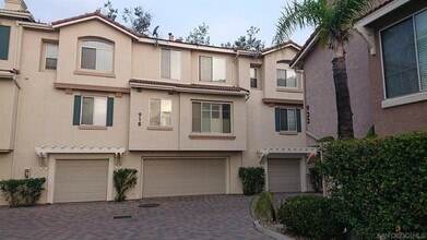 918 Camino De La Reina in San Diego, CA - Building Photo - Building Photo