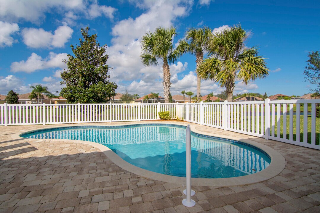 5254 Eleuthra Cir in Vero Beach, FL - Building Photo