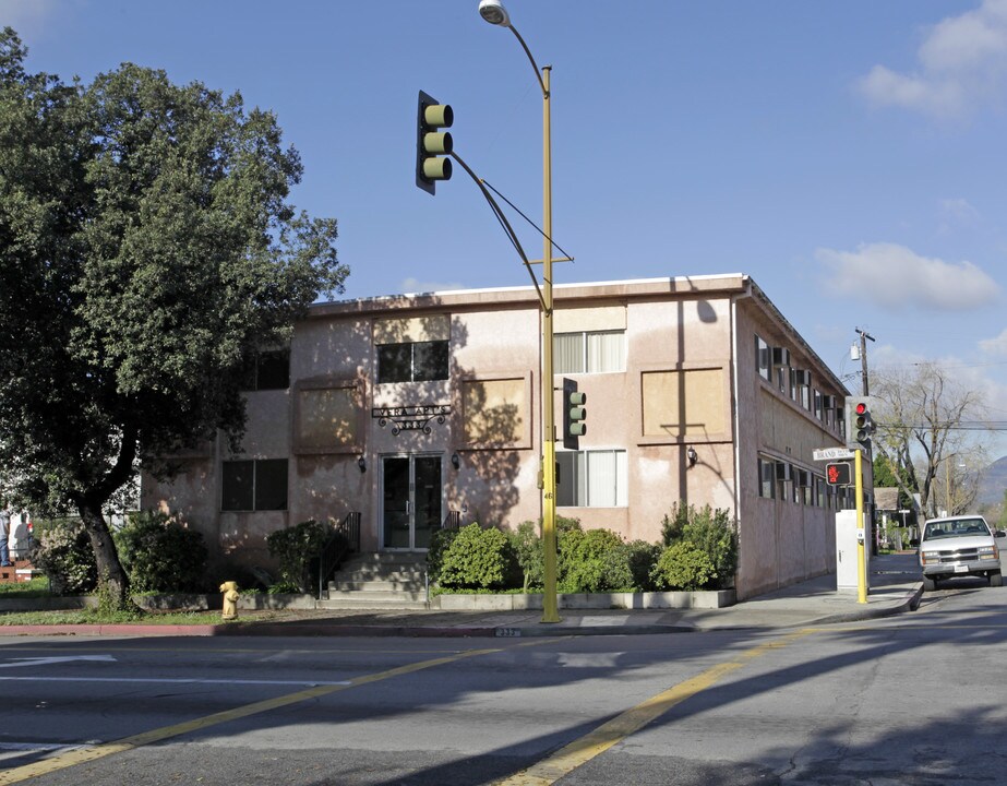 Vera in San Fernando, CA - Building Photo