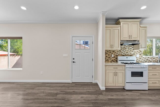 6715 Cedros Ave, Unit 6715 Cedros in Van Nuys, CA - Foto de edificio - Building Photo