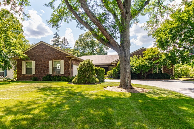 31 Fox Trail in Lincolnshire, IL - Building Photo - Building Photo