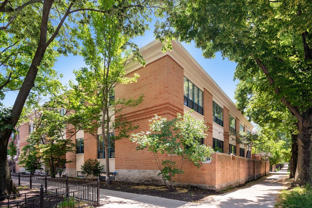 2820 N Greenview Ave in Chicago, IL - Building Photo