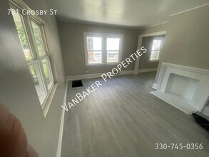 701 Crosby St in Akron, OH - Foto de edificio - Building Photo