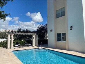 22 Salamanca Ave in Coral Gables, FL - Building Photo - Building Photo
