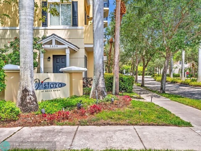 563 NW 35th Pl in Boca Raton, FL - Foto de edificio - Building Photo