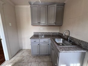 841 W 64th St in Los Angeles, CA - Building Photo - Building Photo