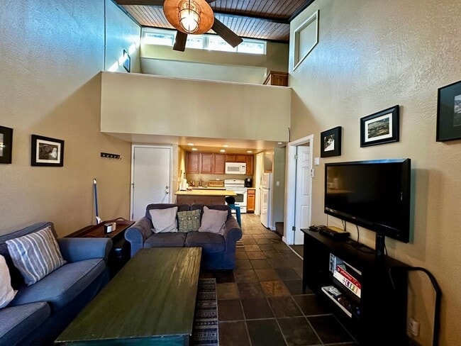 137 Laurel Mountain Rd in Mammoth Lakes, CA - Foto de edificio - Building Photo