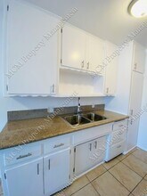 1049 N Mariposa Ave in Los Angeles, CA - Building Photo - Building Photo