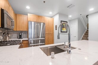 16 W Encanto Blvd, Unit 609 in Phoenix, AZ - Building Photo - Building Photo