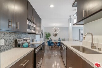 8535 W Knl Dr in West Hollywood, CA - Building Photo - Building Photo