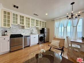 938 6th St in Santa Monica, CA - Building Photo - Building Photo