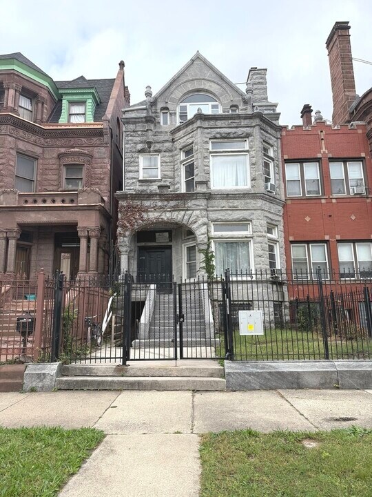 3740 S Michigan Ave in Chicago, IL - Building Photo