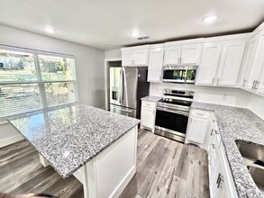 220 W Bond St in Denison, TX - Foto de edificio - Building Photo