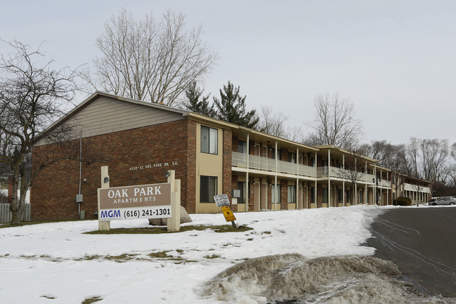 Oak Park in Grand Rapids, MI - Building Photo - Building Photo