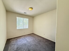 324 Sea Rim Ave in Las Vegas, NV - Building Photo - Building Photo
